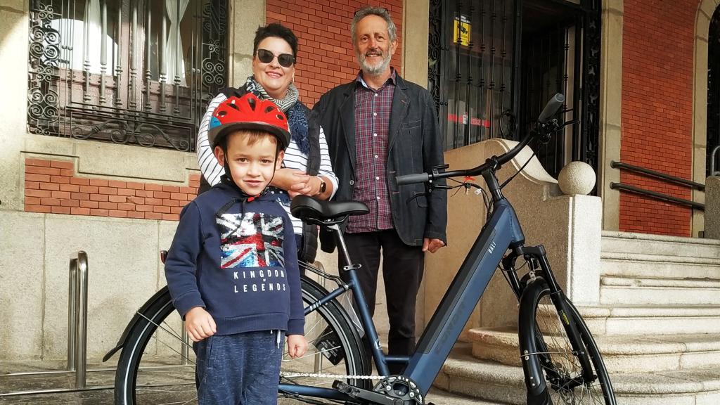 Carlos recibiendo la bici eléctrica con su madre