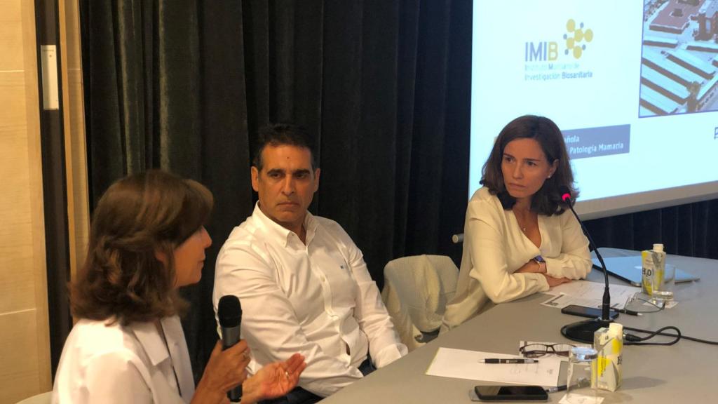 Los oncólogos, José Luís Alonso, del Hospital Virgen de la Arrixaca de Murcia, y  Sonia Pernas, del ICO-L’Hospitalet de Llobregat (Barcelona), durante  el encuentro científico SOLTI Scientific Outreach Murcia 2022.
