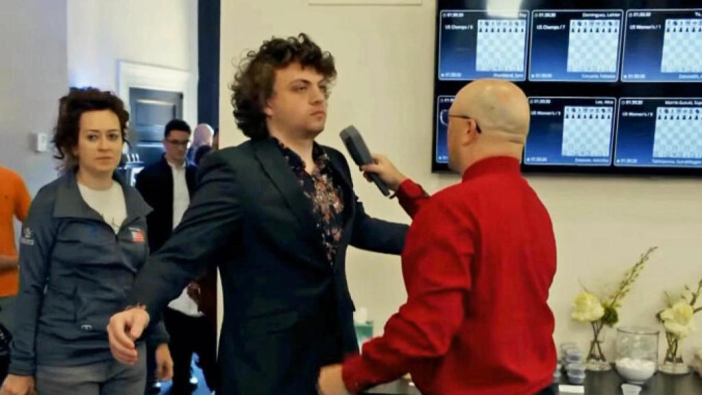 Un árbitro pasa el detector de metales sobre Hans Niemann antes de la primera jornada del Abierto de EEUU