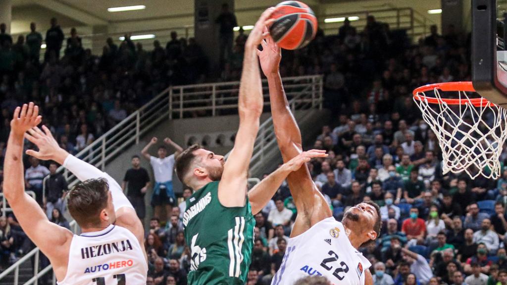 Walter Tavares coloca un tapón a Papagiannis