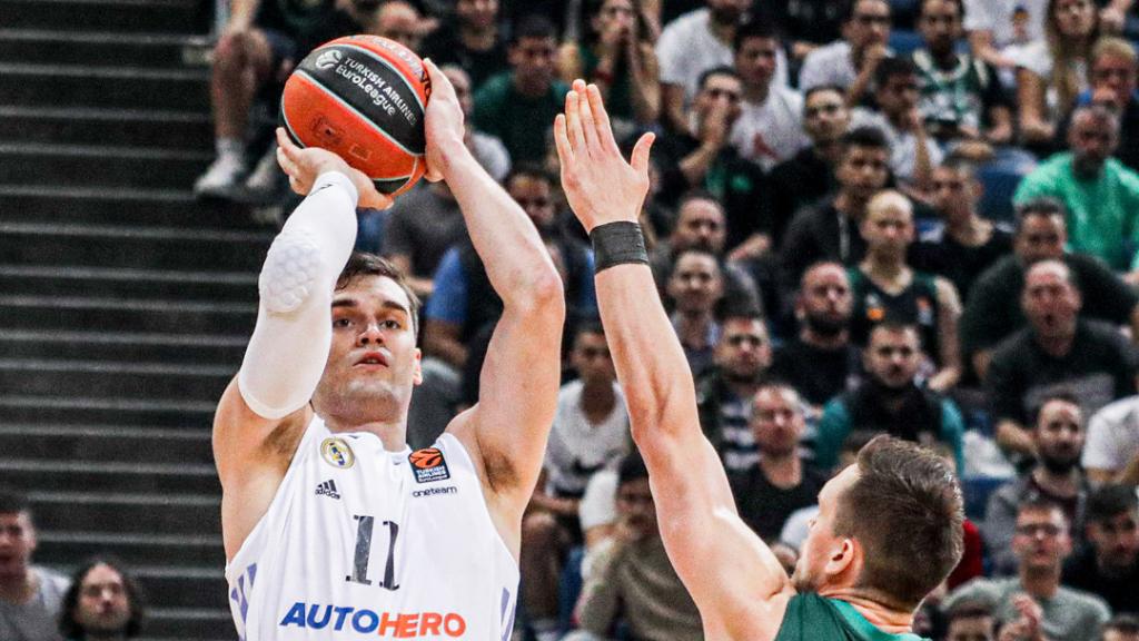 Mario Hezonja tira de tres ante la defensa de Ponitka
