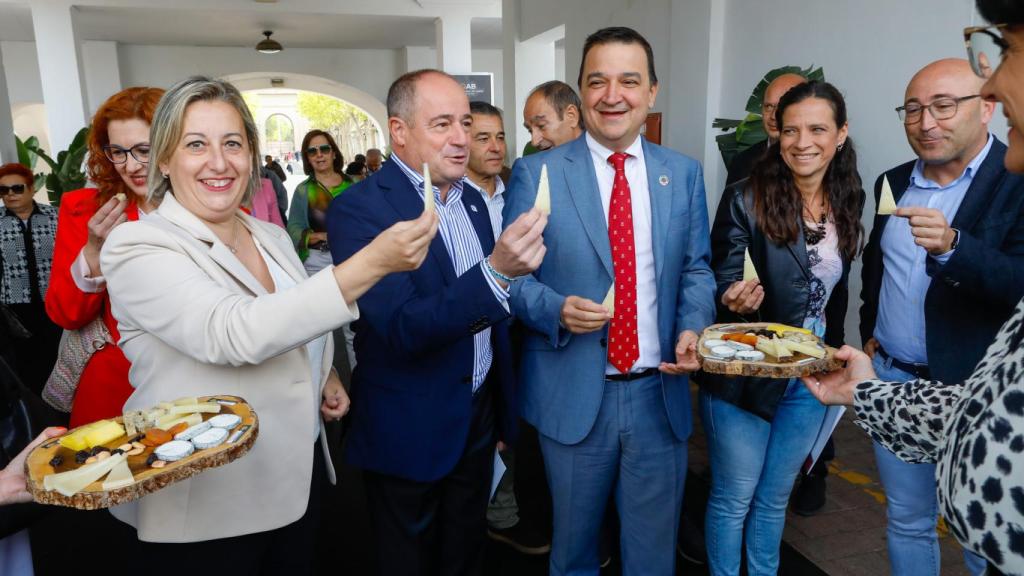 Albacete enarbola la bandera del mejor queso del mundo en su gran feria internacional