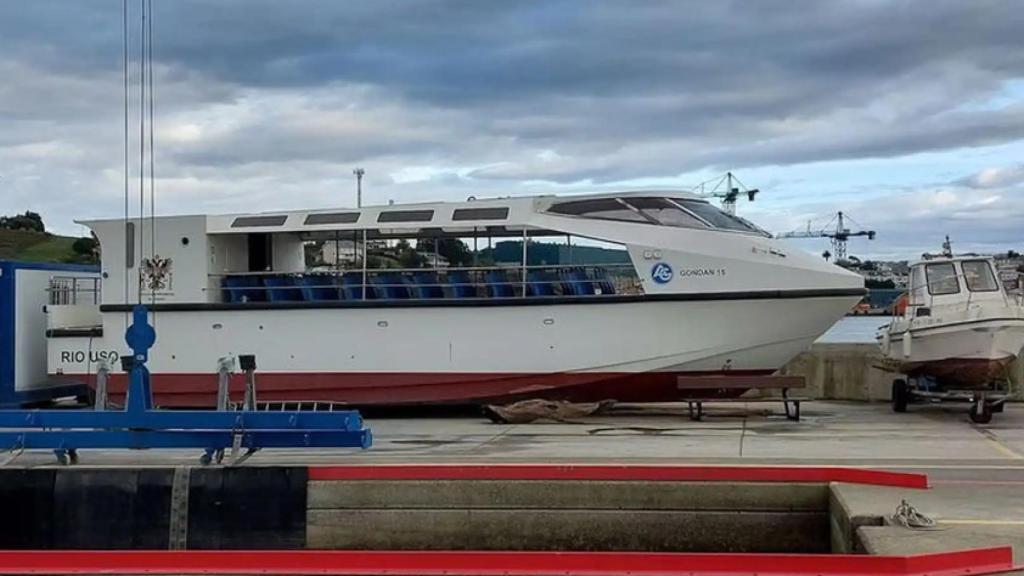 Barco de la Diputación de Toledo en el muelle de Ribadeo. Foto: La Voz de Galicia.