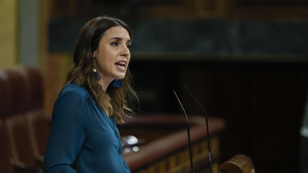 La ministra de Igualdad, Irene Montero, al inicio del pleno celebrado este jueves en el Congreso.