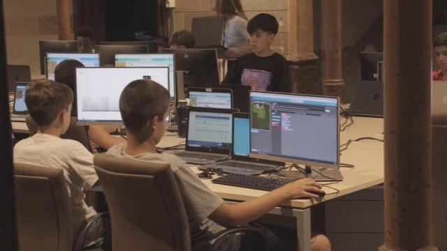 Varios jóvenes programando durante el campamento tecnológico de Puig-reig.