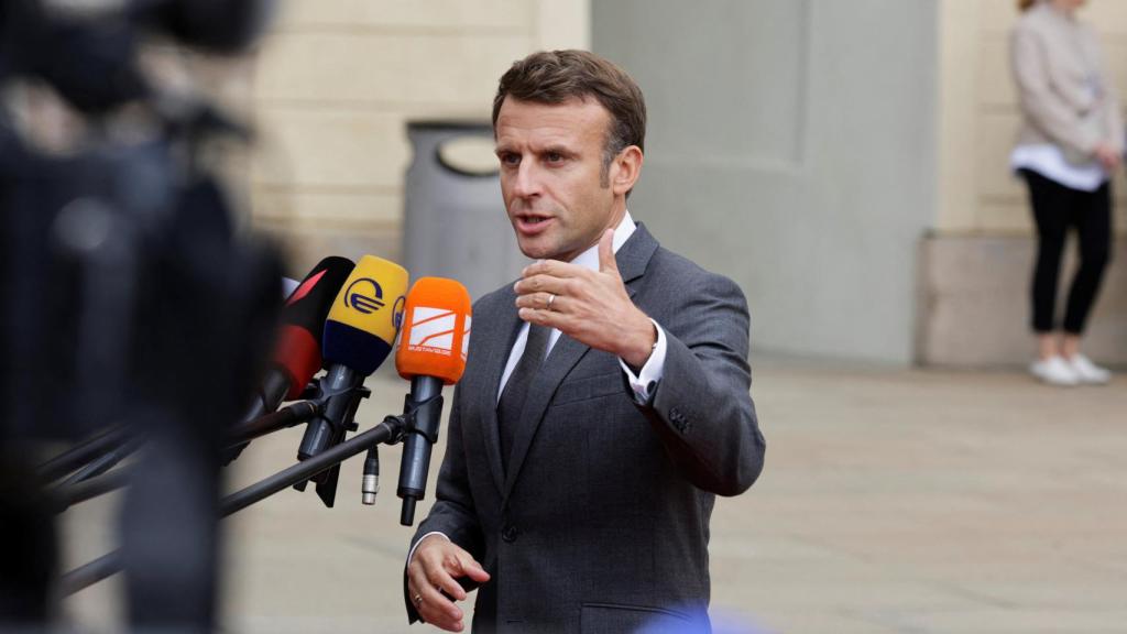 El presidente francés, Emmanuel Macron, a su llegada este jueves al castillo de Praga