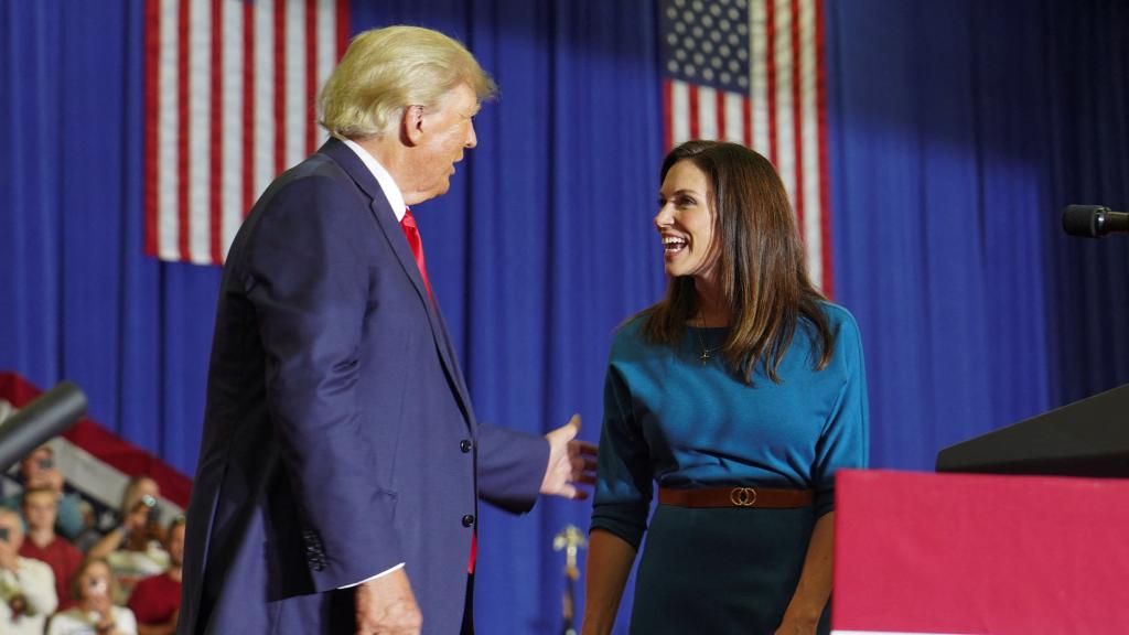 Donald Trump, este sábado con Tudor Dixon, candidata a gobernadora de Michigan.