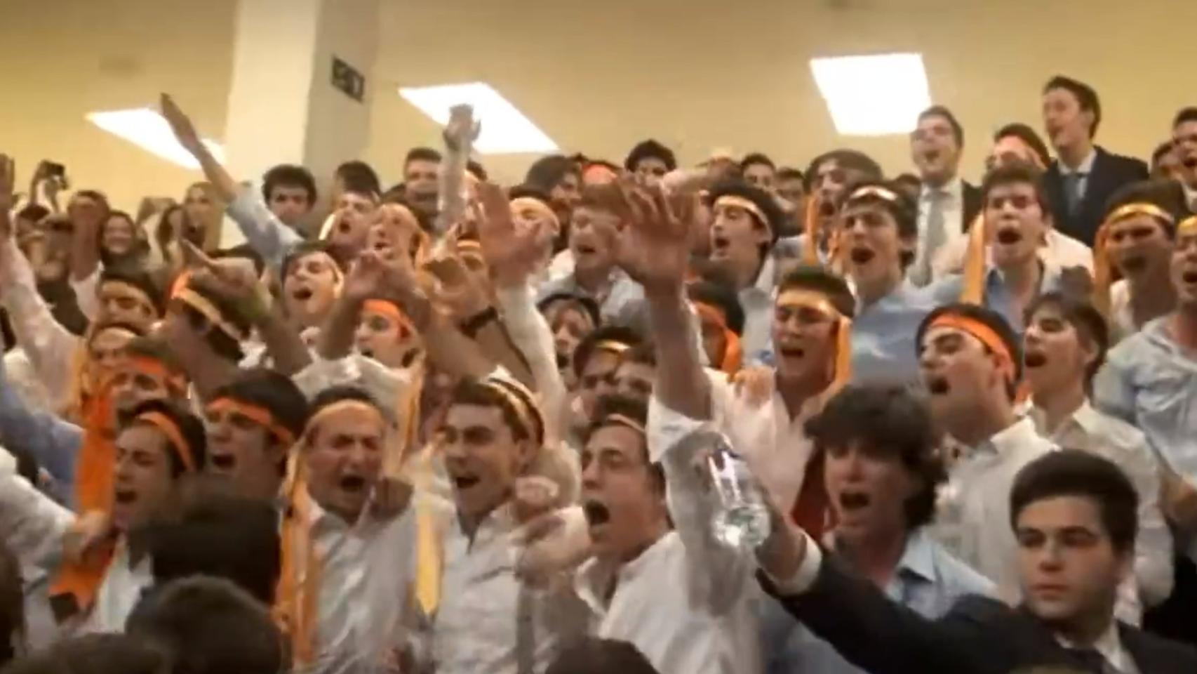 Captura de un vídeo de los alumnos del Colegio antes de hacer el saludo fascista a la vez.