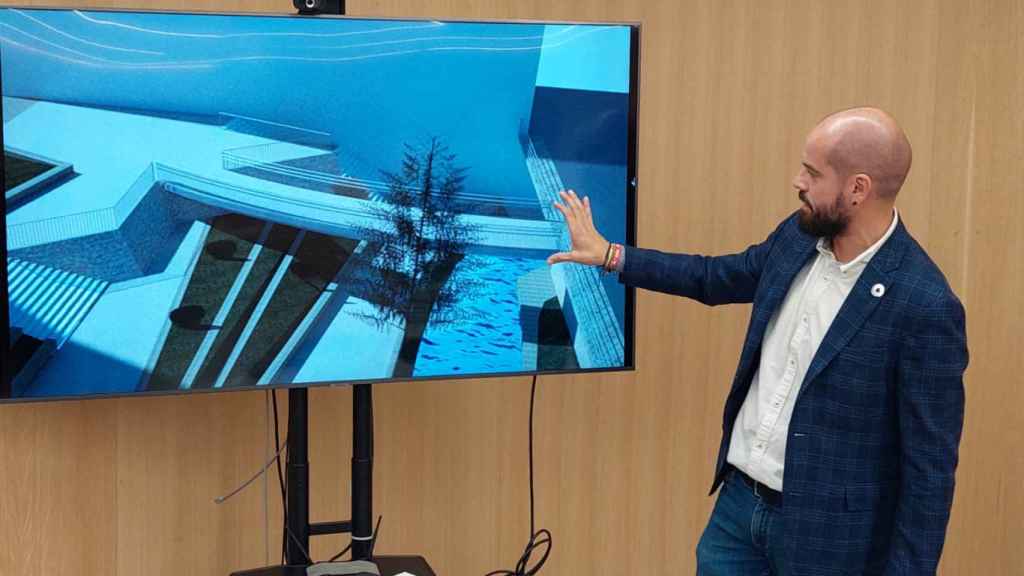 El concelleiro Desenvolvemento Sostible e Medio Natural, Iván Puentes, explica el proyecto planteado por Covsa.