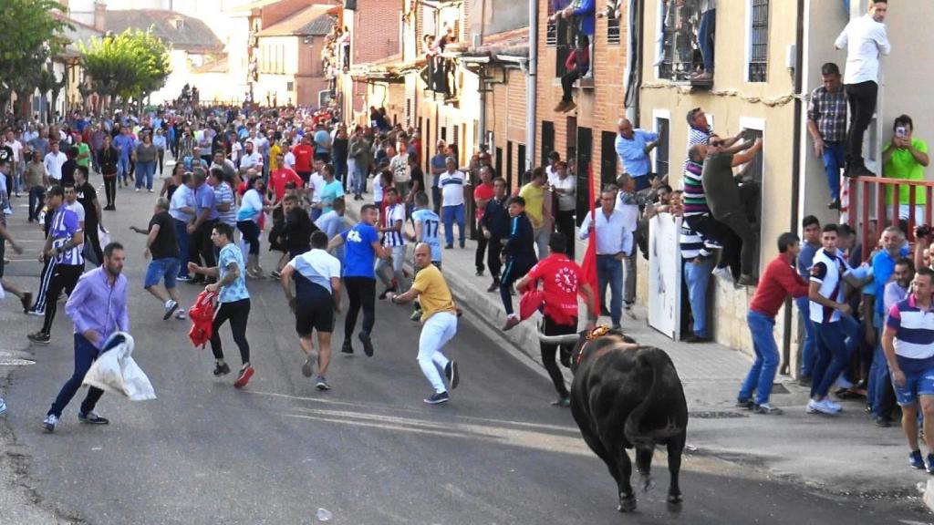 Una auténtica multitud en la suelta del toro de cajón de ediciones anteriores