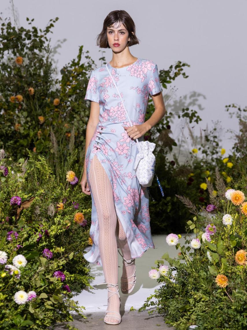 La propuesta presenta vestidos ligeramente ajustados a la silueta.