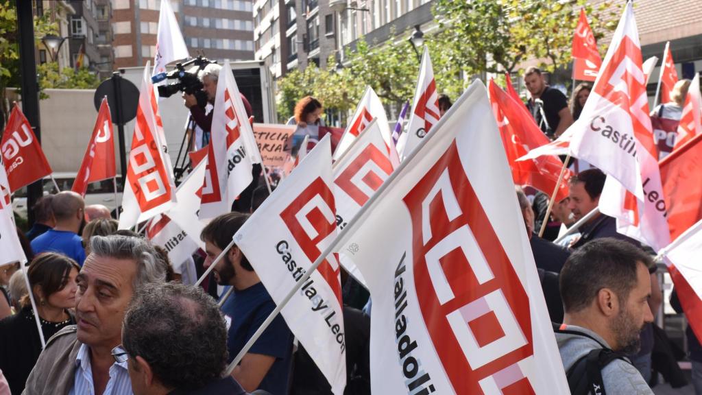 Miembros de CCOO y UGT en la manifestación