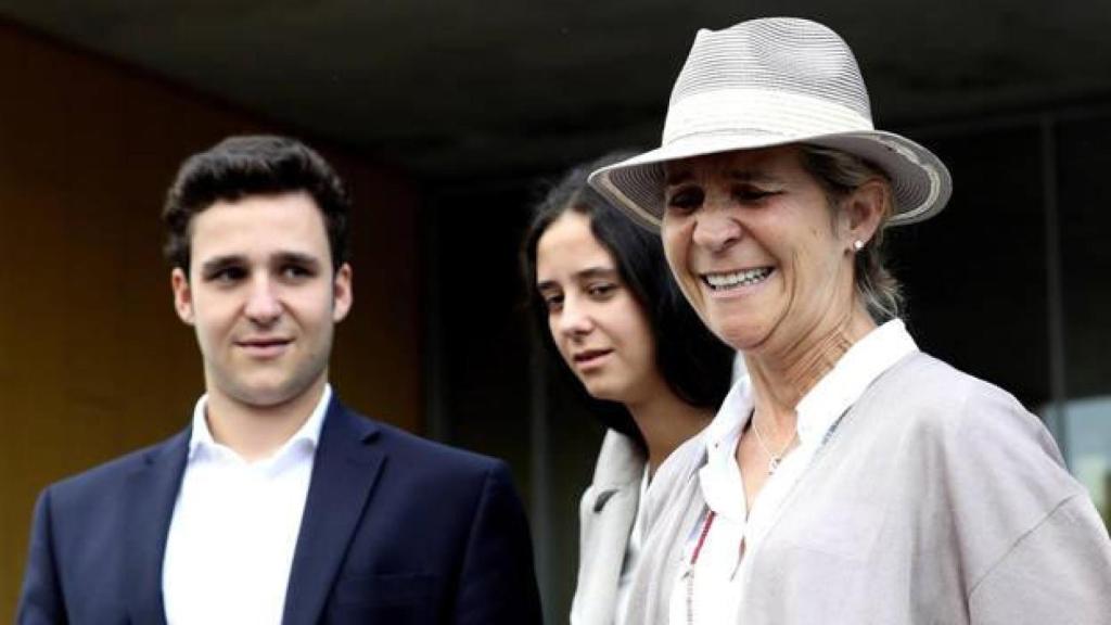 La infanta Elena junto a sus hijos Froilán y Victoria Federica.