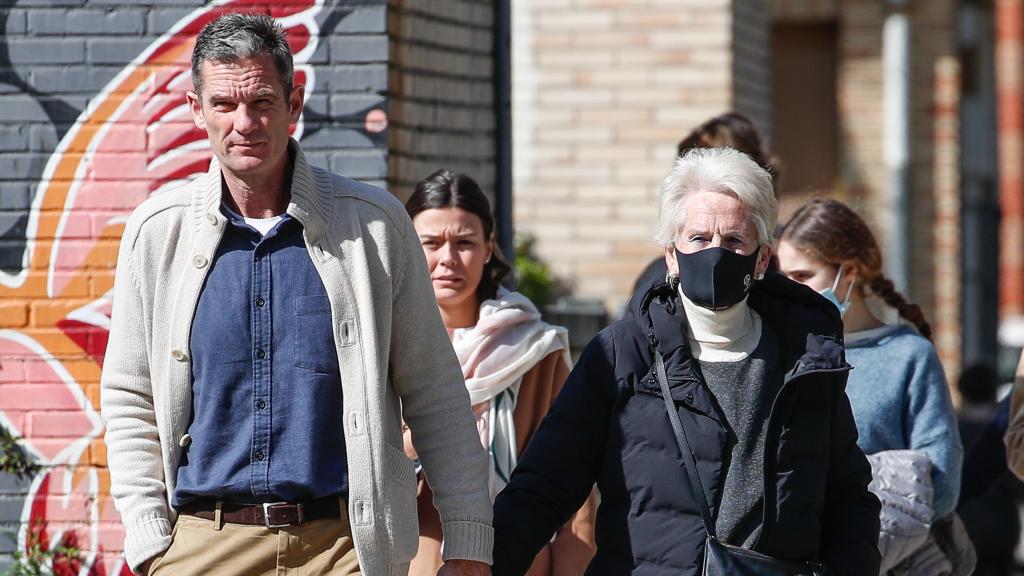 Urdangarin y su madre, Claire, paseando por las calles de Zarauz, en marzo de 2022.