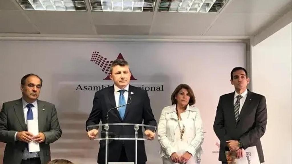 Los miembros del Grupo Parlamentario Vox en la Asamblea Regional, al inicio del mandato.