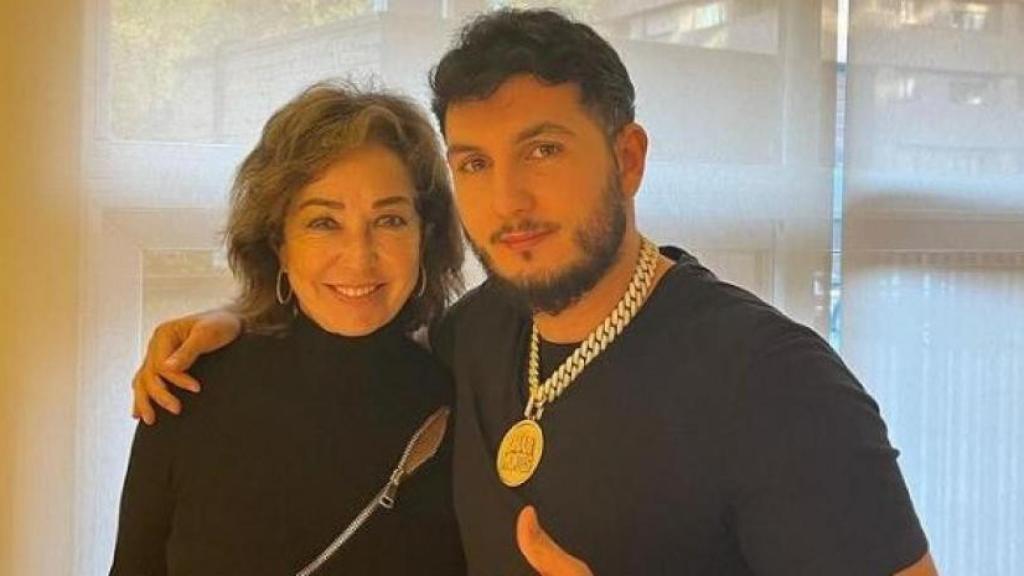 Ana Rosa Quintana junto al cantante Omar Montes