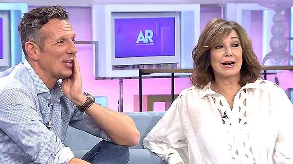 Ana Rosa Quintana junto a Joaquín Prat durante la emisión de uno de los programas.