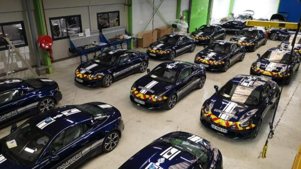 Coches deportivos de la policía francesa contra los 'Go-To'.