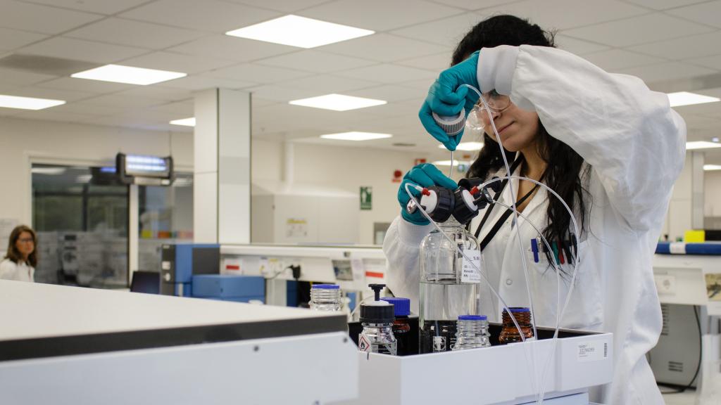 Una operaria en mitad de uno de los estudios de control de calidad de anifrolumab.