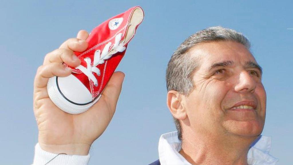 En el 40 aniversario del accidente, con un zapato de bebé que le dio Nando Parrado en la cordillera.