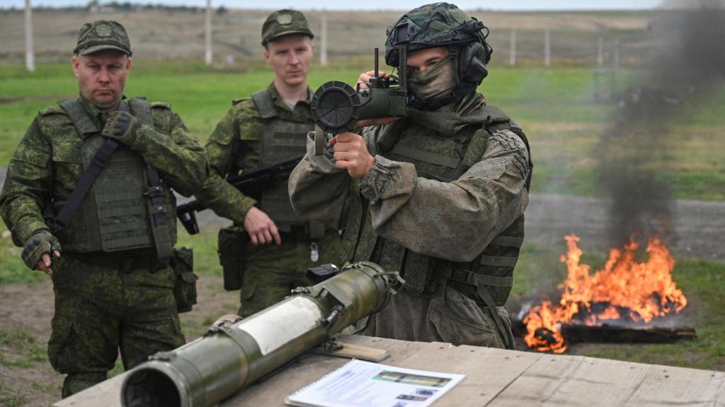 Reservistas rusos entrenando para ir a la guerra.