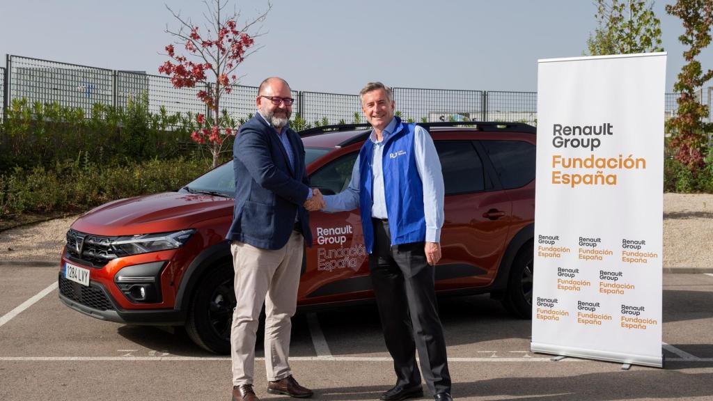 De izquierda a derecha: Carlos Fraile, director de la Fundación Renault Group España y Carlos Echanove, director general de la ONG Rescate Internacional