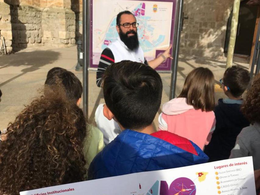 Jesús Pilar Sobejano, técnico de Turismo del Ayuntamiento de Cigales, explica a los pequeños todos los encantos del pueblo