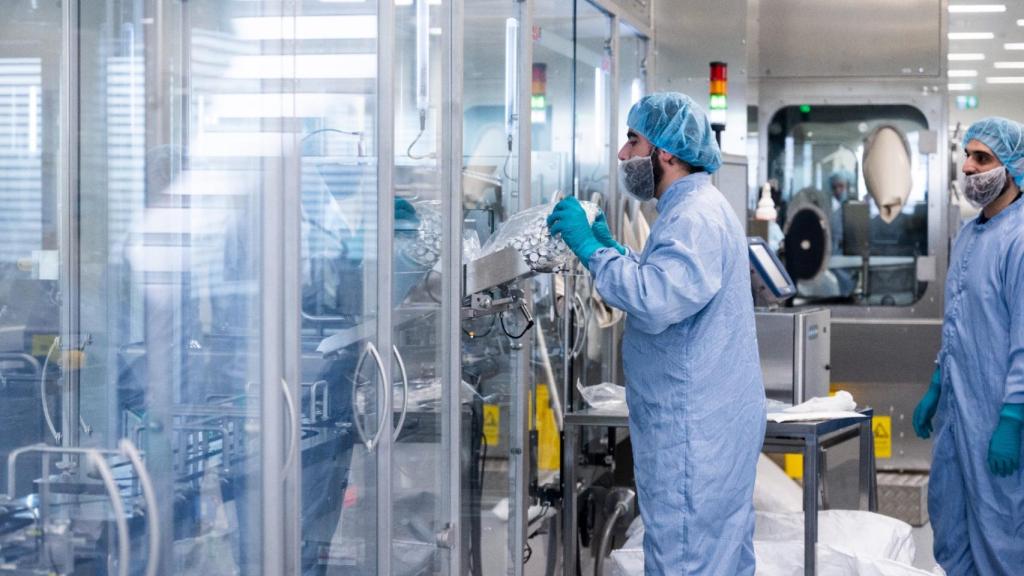 Operarios en la zona de llenado de viales de anifrolumab.