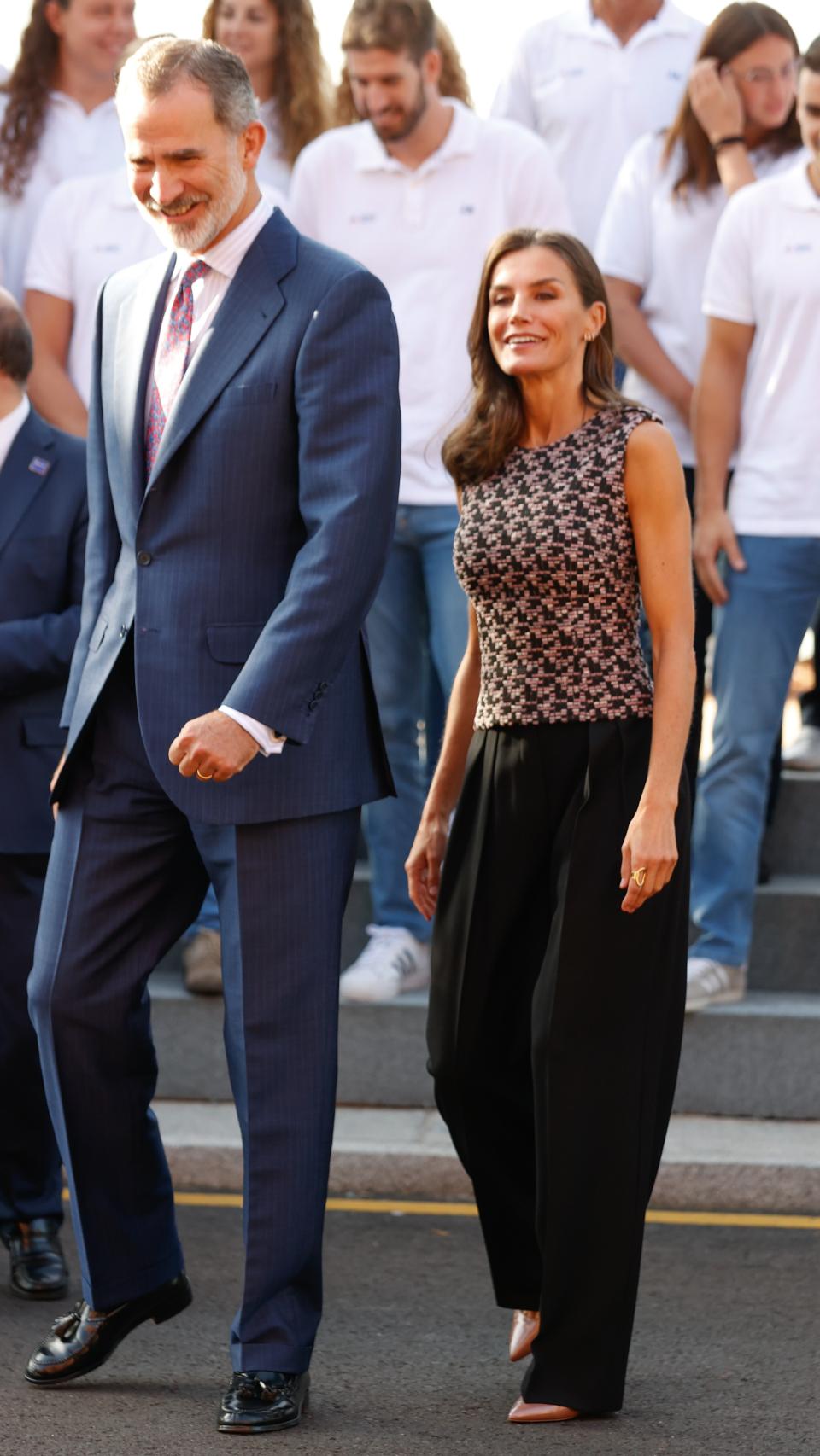 La Reina ha apostado por un 'look' nuevo de estilo 'working girl'.