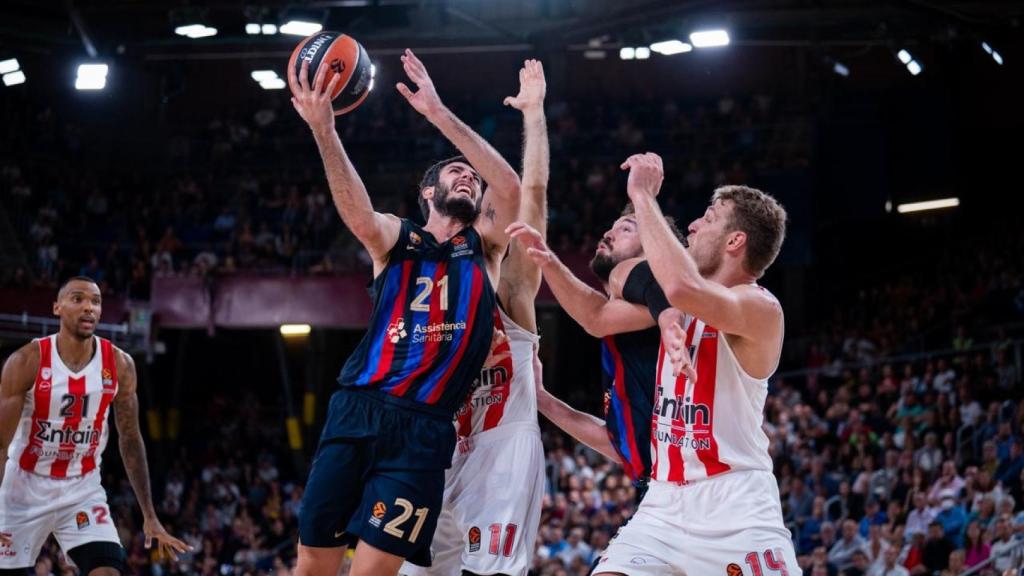 Una acción del encuentro entre el Barcelona y Olimpiacos