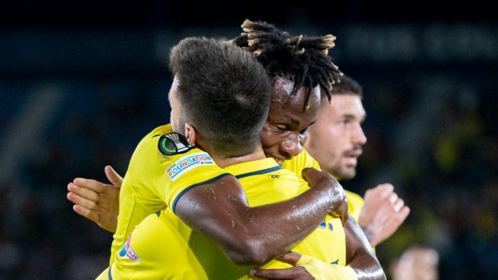 Álex Baena y Samu Chukuweze celebran un gol