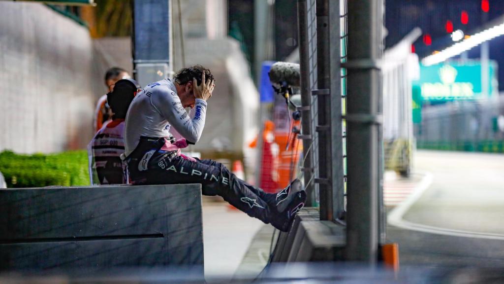 Fernando Alonso, desesperado por su abandono en el Gran Premio de Singapur