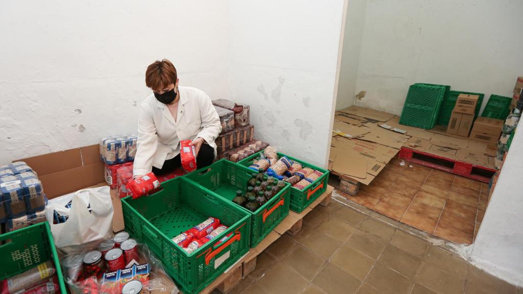 Una voluntaria de la ONG toledana 'El Socorro de los Pobres'.