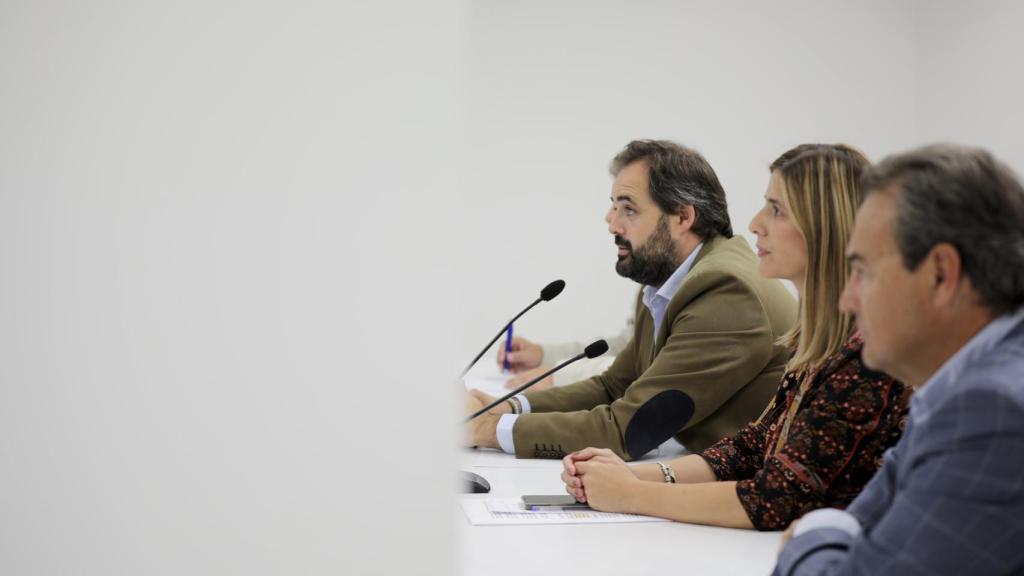 Carolina Agudo junto a Paco Núñez y Agustín Conde.