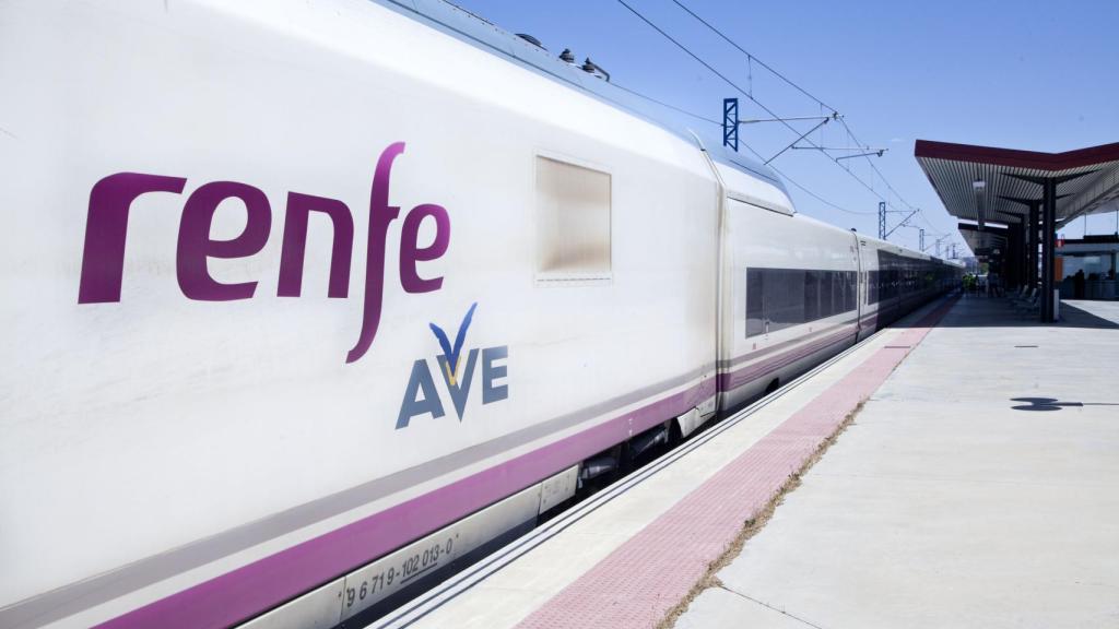 Un tren AVE de Renfe en la estación de Toledo.