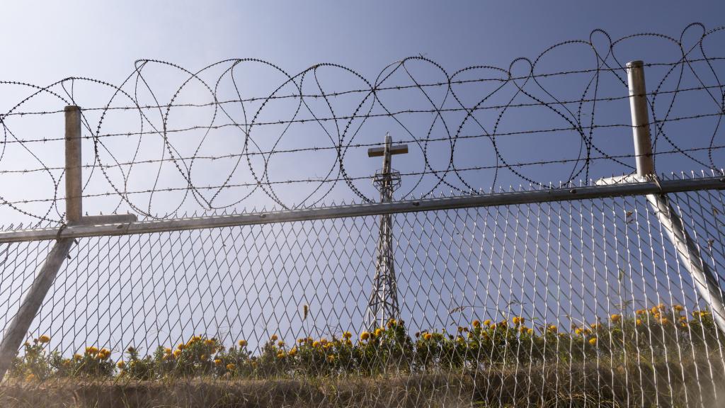 La naturaleza tras la alambrada de la Zona desmilitarizada de Corea.