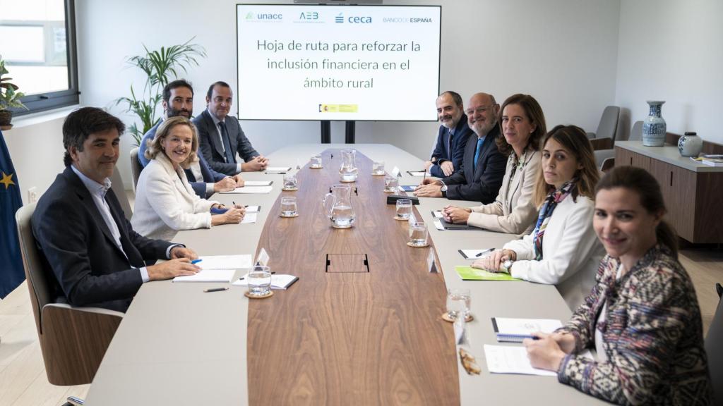 Nadia Calviño, vicepresidenta del Gobierno, se reúne con otros representantes del Ministerio de Asuntos Económicos y de las patronales bancarias AEB, CECA y UNACC este viernes.
