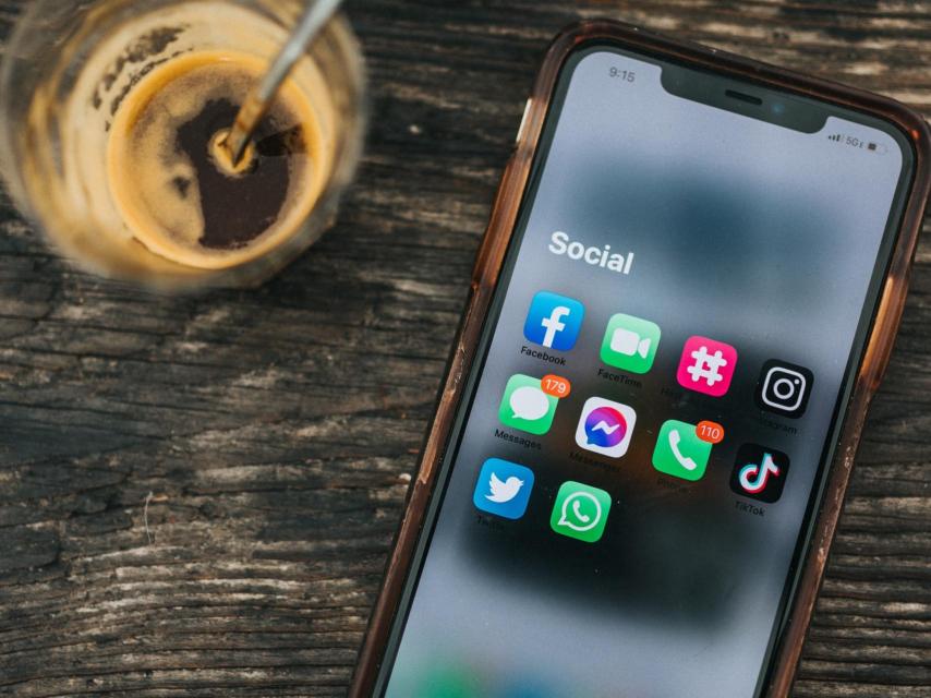 Smartphone con diferentes aplicaciones.