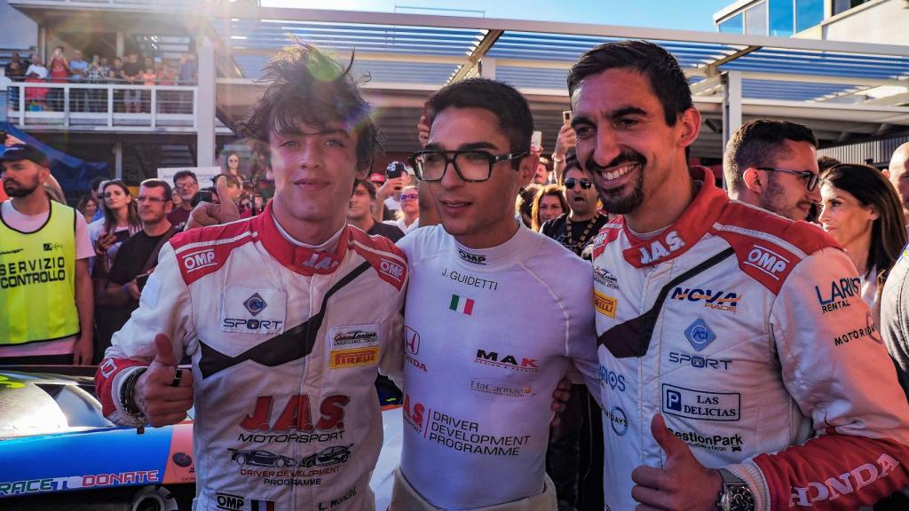 El malagueño Jorge Cabezas, a la derecha, junto a sus compañeros de equipo.