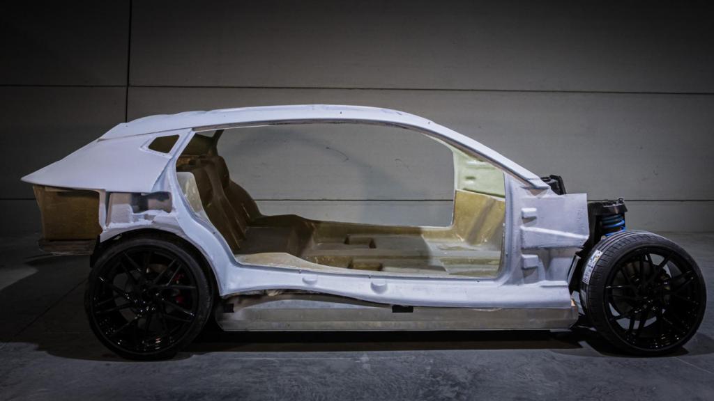 El chasis está desarrollado en aluminio pero la carrocería está hecha en fibras.