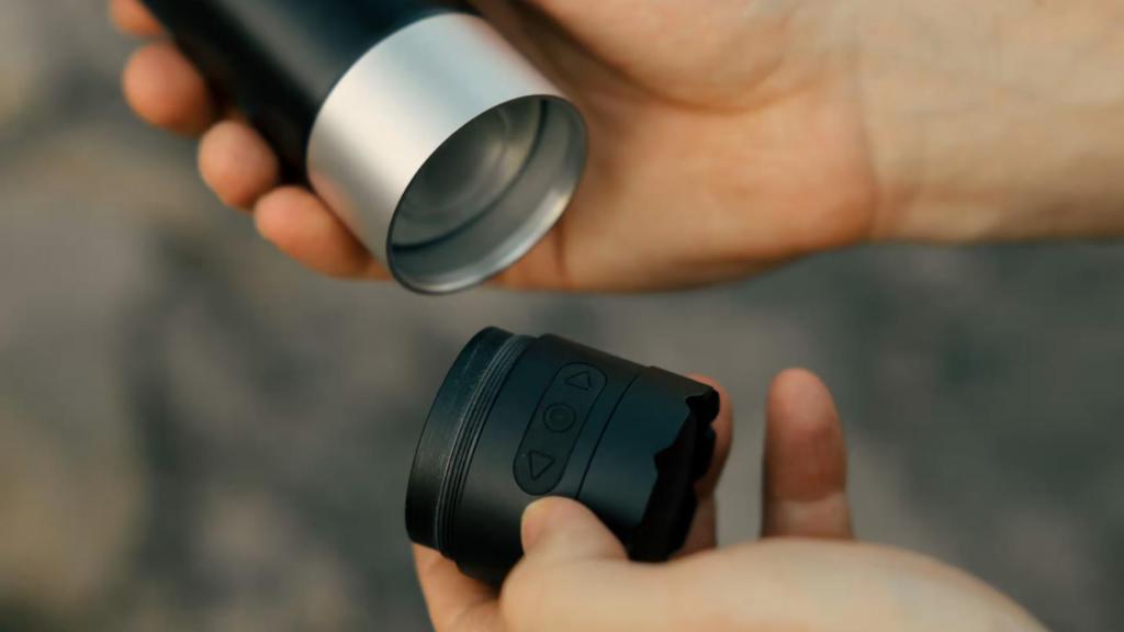 El altavoz separado de la petaca.