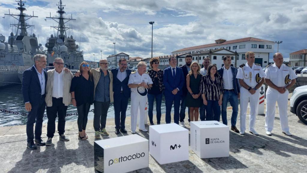 Imagen de archivo de parte del equipo de la serie con autoridades en Ferrol