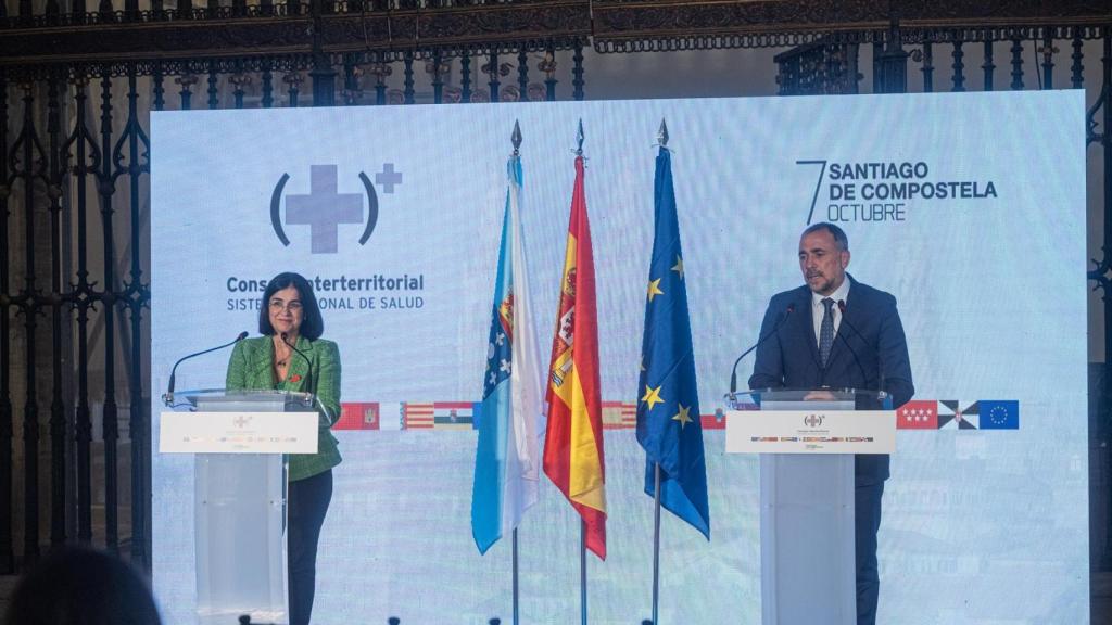 La ministra de Sanidad, Carolina Darias, comparece en rueda de prensa junto al consejero de Sanidad de Galicia, Julio García Comesaña, tras la reunión del Consejo Interterritoria del SNS