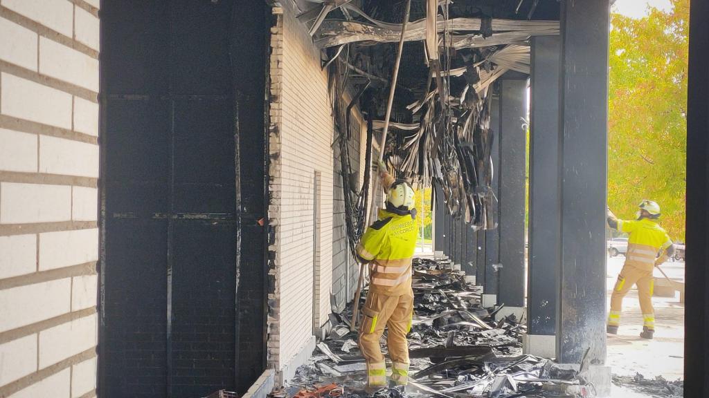 Los bomberos trabajan en el lugar del suceso.
