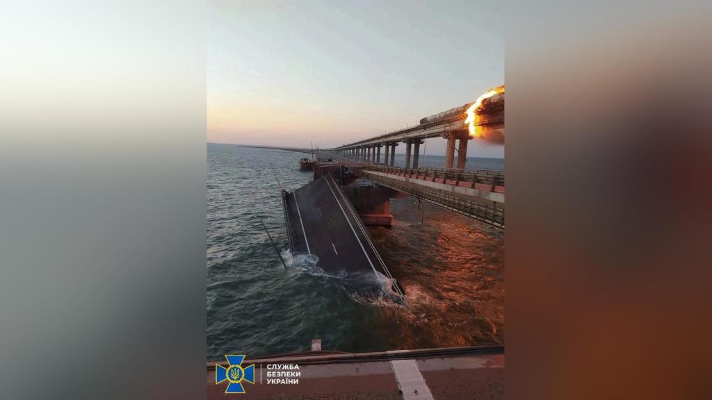 Puente en pleno incendio.