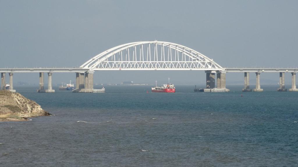Barco pasando por debajo del puente.