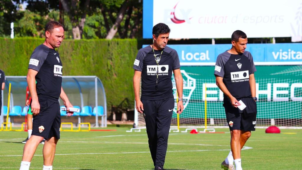 Alberto Gallego, durante los entrenamientos al Elche que dirigirá frente el Mallorca.