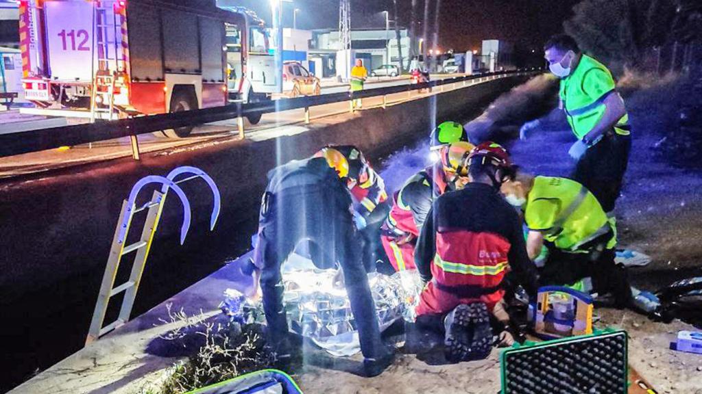 El equipo de asistencia no pudo salvar la vida de la joven atrapada en el vehículo en el término de Dolores.