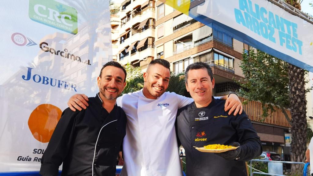 Jose Juan Gómez, Pascual Torregrosa y Moncho Riquelme, en el festival del arroz de Alicante.