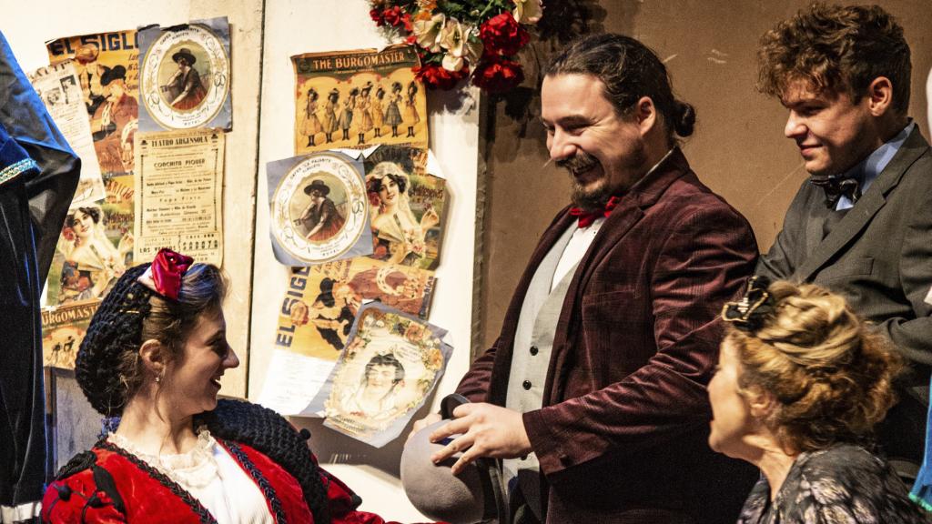 Una escena teatral de 'El Barbero de Sevilla'